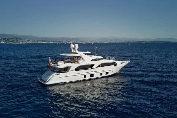 Benetti Delfino 93