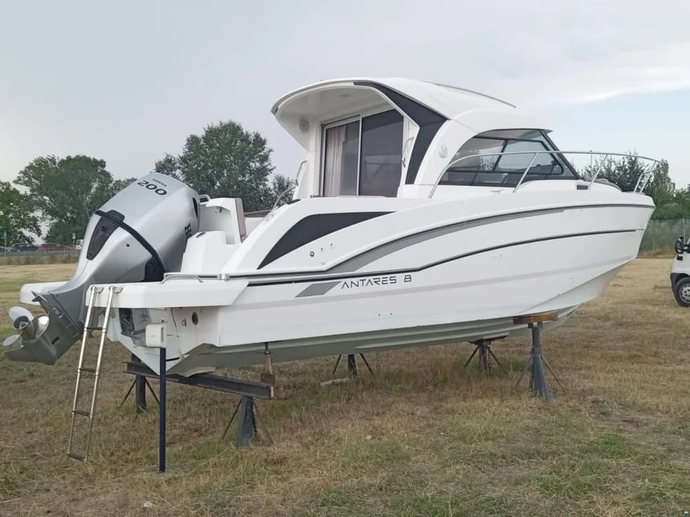 Beneteau Antares 8