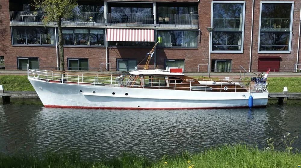 Klassiek motorjacht Directievaartuig