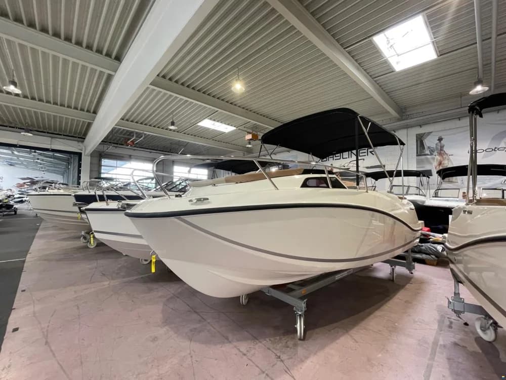 Quicksilver Activ 555 Cabin