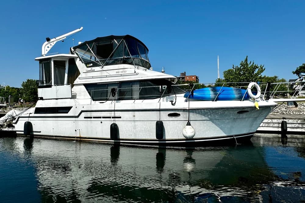 Carver 430 Cockpit Motor Yacht