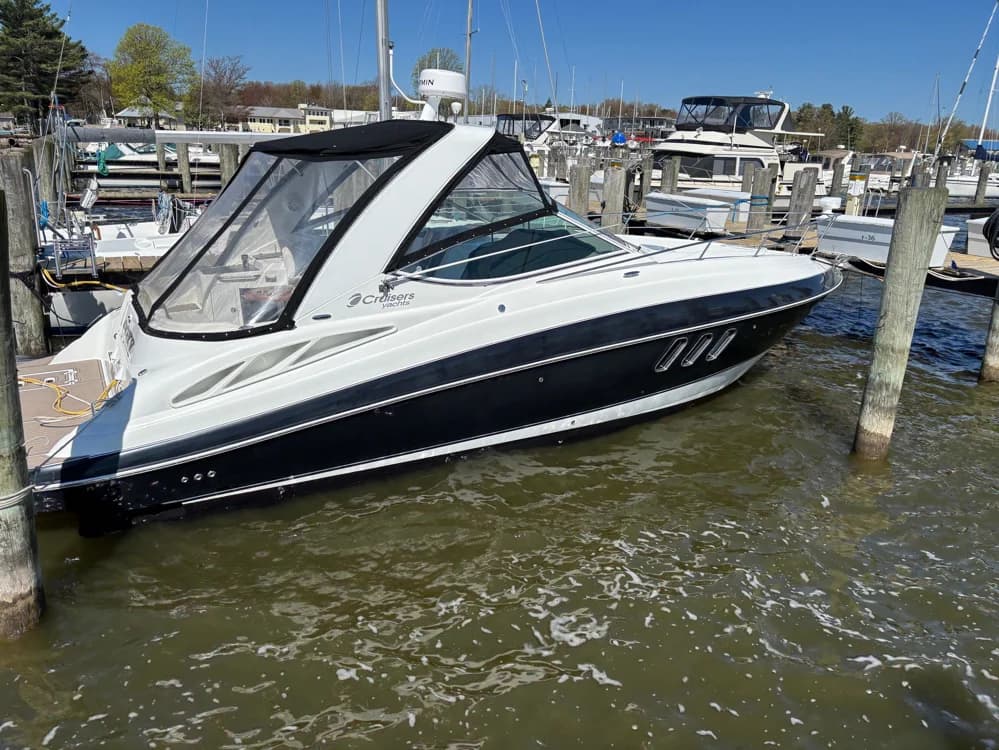 Cruisers Yachts 330 Express