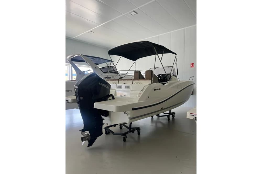 Quicksilver Activ 675 Open