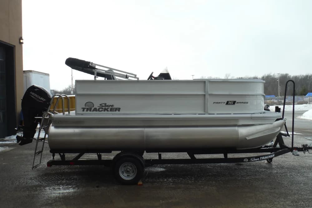 Sun Tracker Party Barge 16 DLX