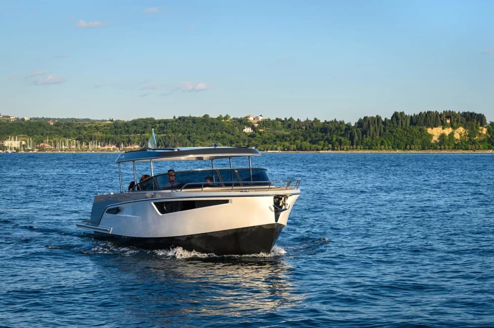 Alfastreet NEW !!! 28 CABIN 2 X 300