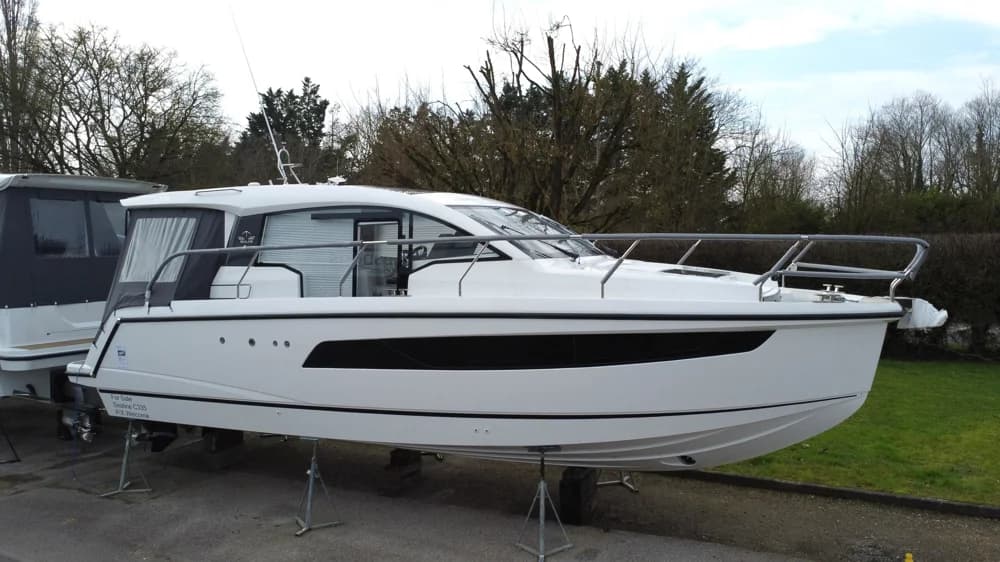 2025 Sealine C335