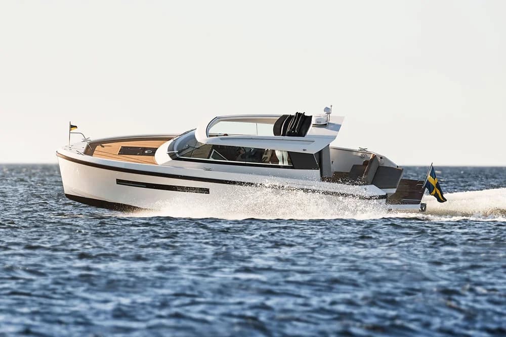 2026 Delta Powerboats 33 Coupe
