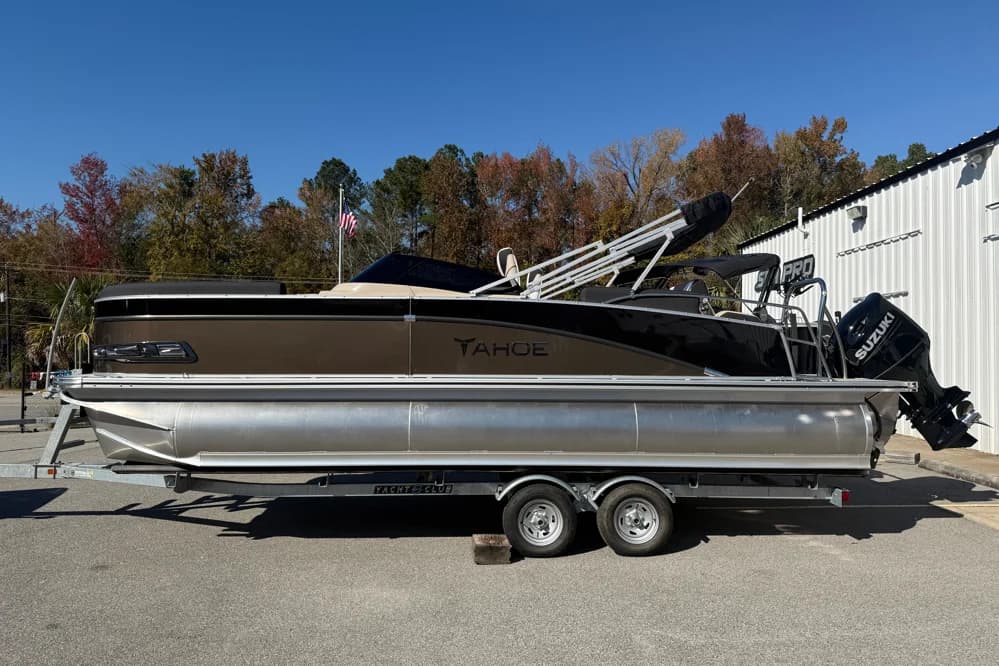 2026 Tahoe Pontoon Cascade Quad Lounger Shift Windshield