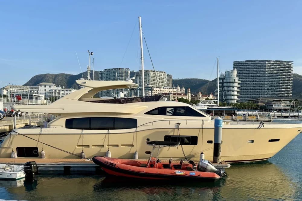 Ferretti Yachts 840