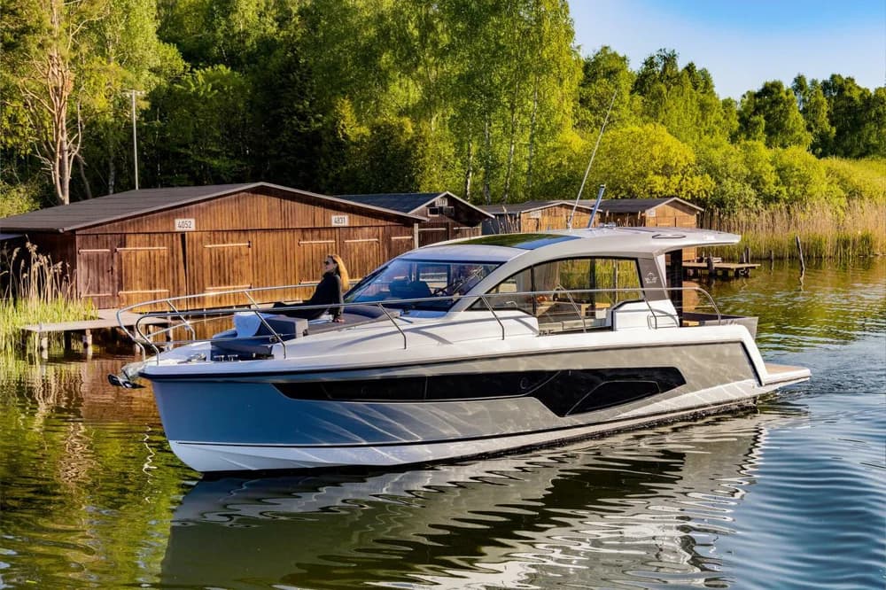 Sealine C335