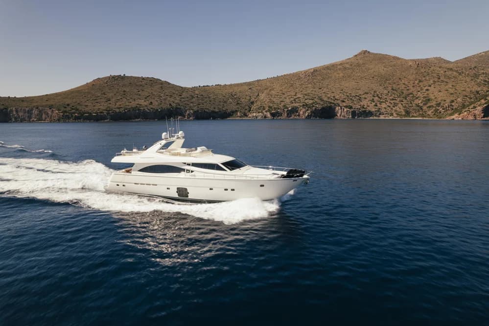 Ferretti Yachts 830