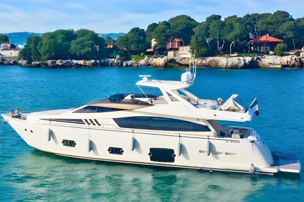 Ferretti Yachts 800