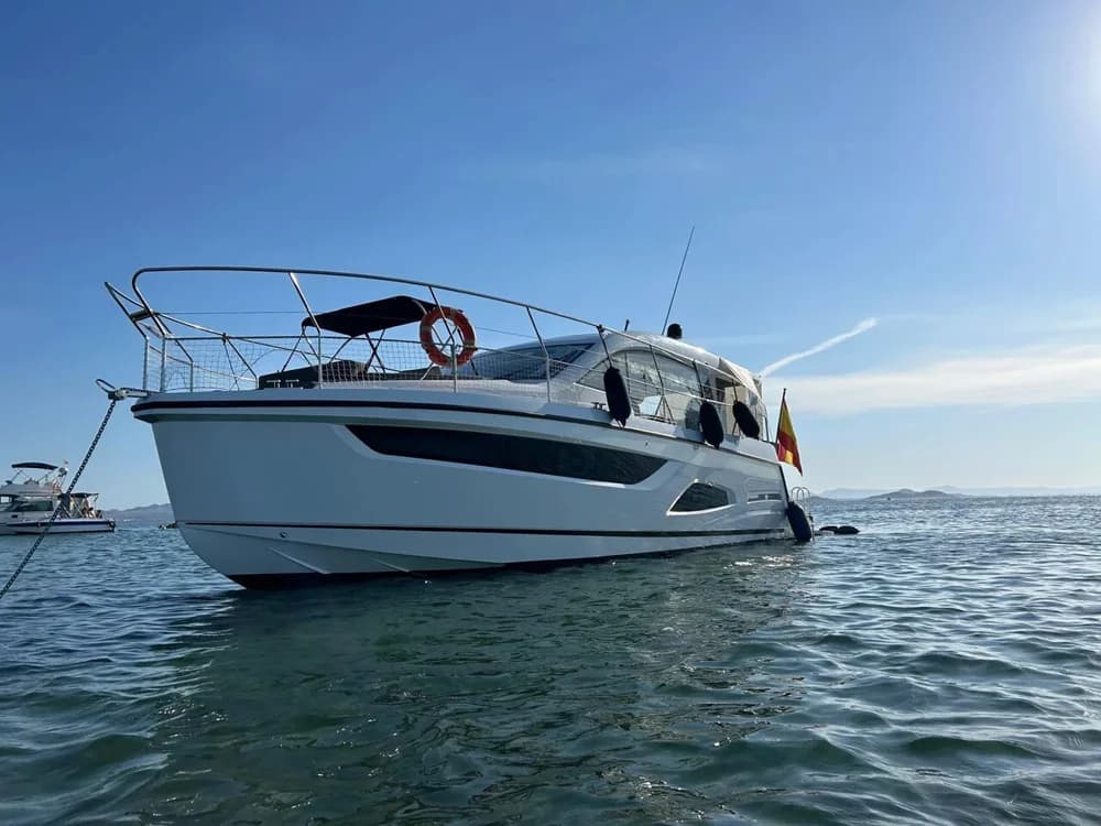 Sealine C390V