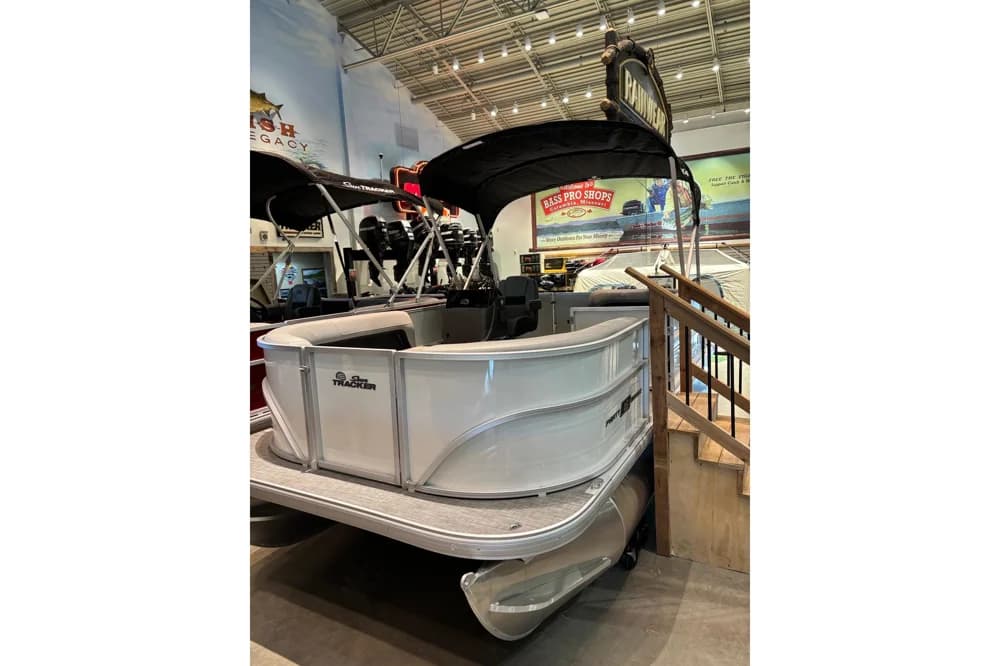 2026 Sun Tracker Party Barge 16 DLX