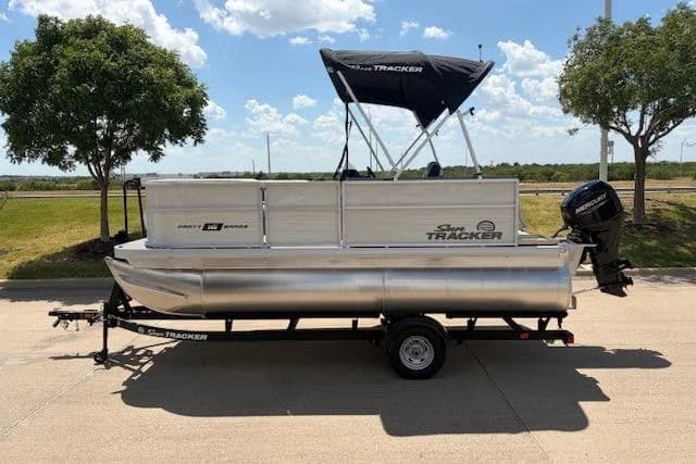 2026 Sun Tracker Party Barge 16 DLX