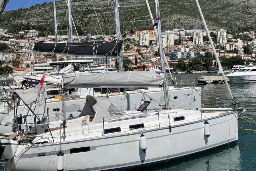 2011 Bavaria Cruiser 32 | 10m
