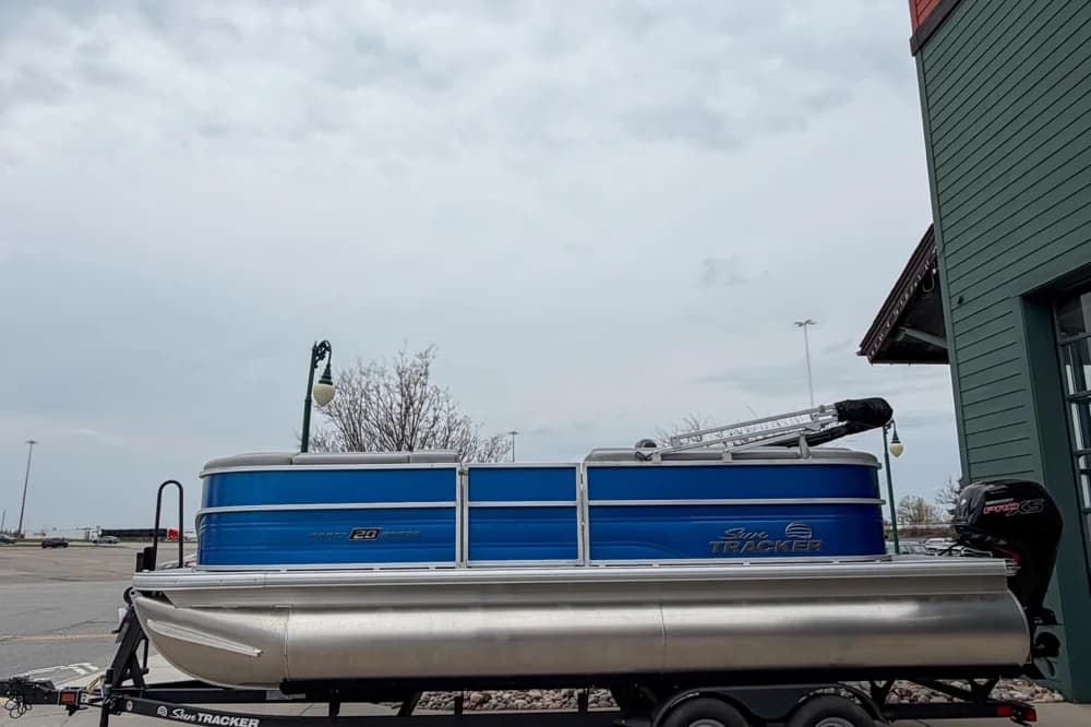 Sun Tracker Party Barge 20 DLX