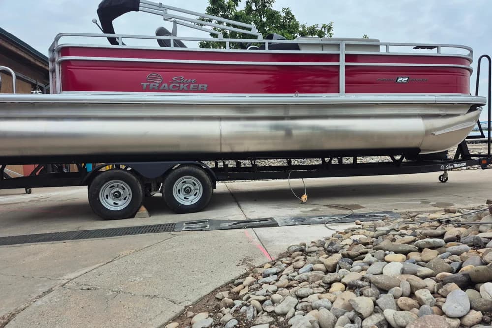 Sun Tracker Fishin' Barge 22 DLX