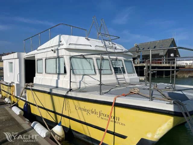 Houseboat Powercat 40 converted to a houseboat