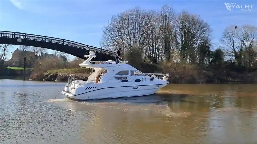 Sealine F33