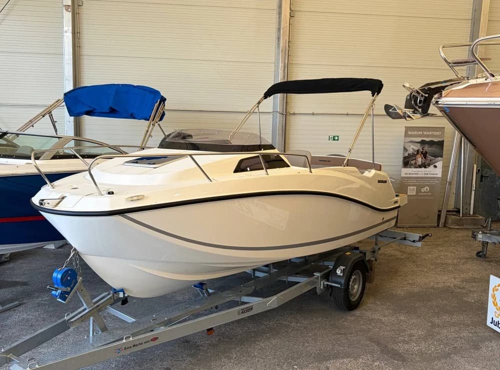 Quicksilver Activ 555 Cabin