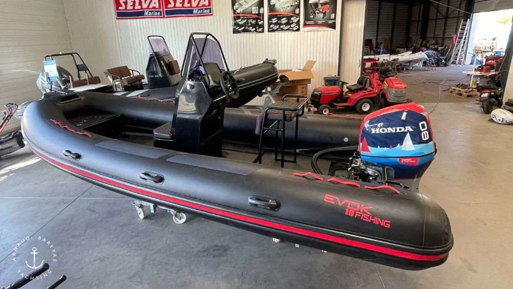 EVOK Marine 18 Fishing