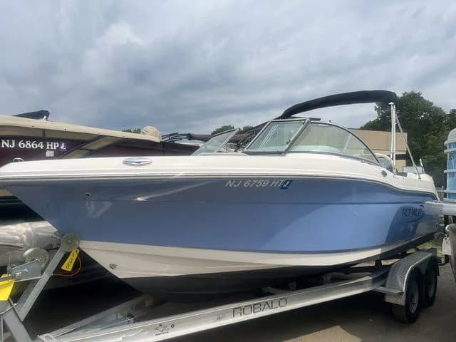 2024 Robalo R207 Dual Console