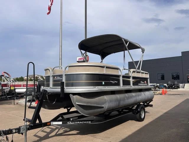 2020 Sun Tracker Party Barge 18 DLX